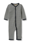 Schwarz-weiße horizontal gestreifte Baby-Overall mit langen Ärmeln, Druckknöpfen auf der Vorderseite und gerippter Textur.