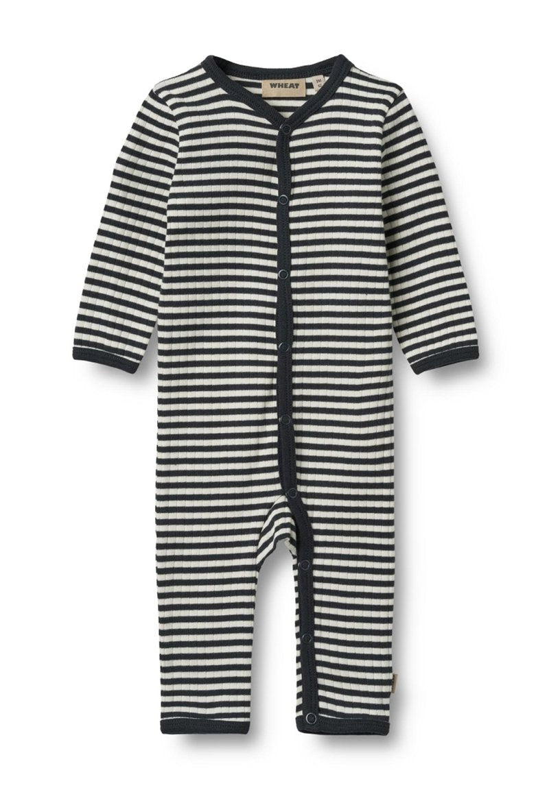 Schwarz-weiße horizontal gestreifte Baby-Overall mit langen Ärmeln, Druckknöpfen auf der Vorderseite und gerippter Textur.