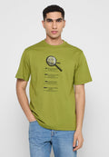 Olivegrünes T-Shirt mit kurzen Ärmeln aus Baumwolle, das eine Lupe mit schwarzem Text darüber und darunter zeigt.