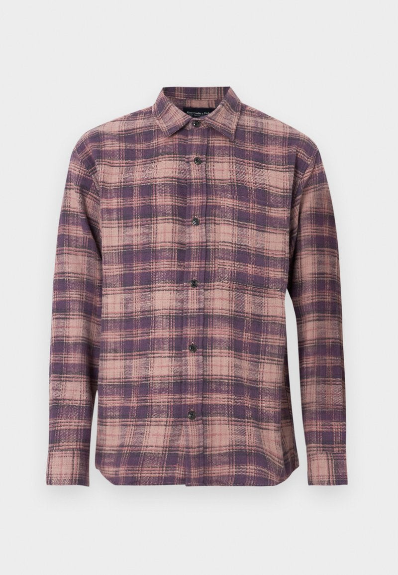 Langärmliges kariertes Hemd in Lila- und Rosatönen, mit einem Button-Down-Kragen und schwarzen Knöpfen, aus weichem Stoff mit glatter Textur.