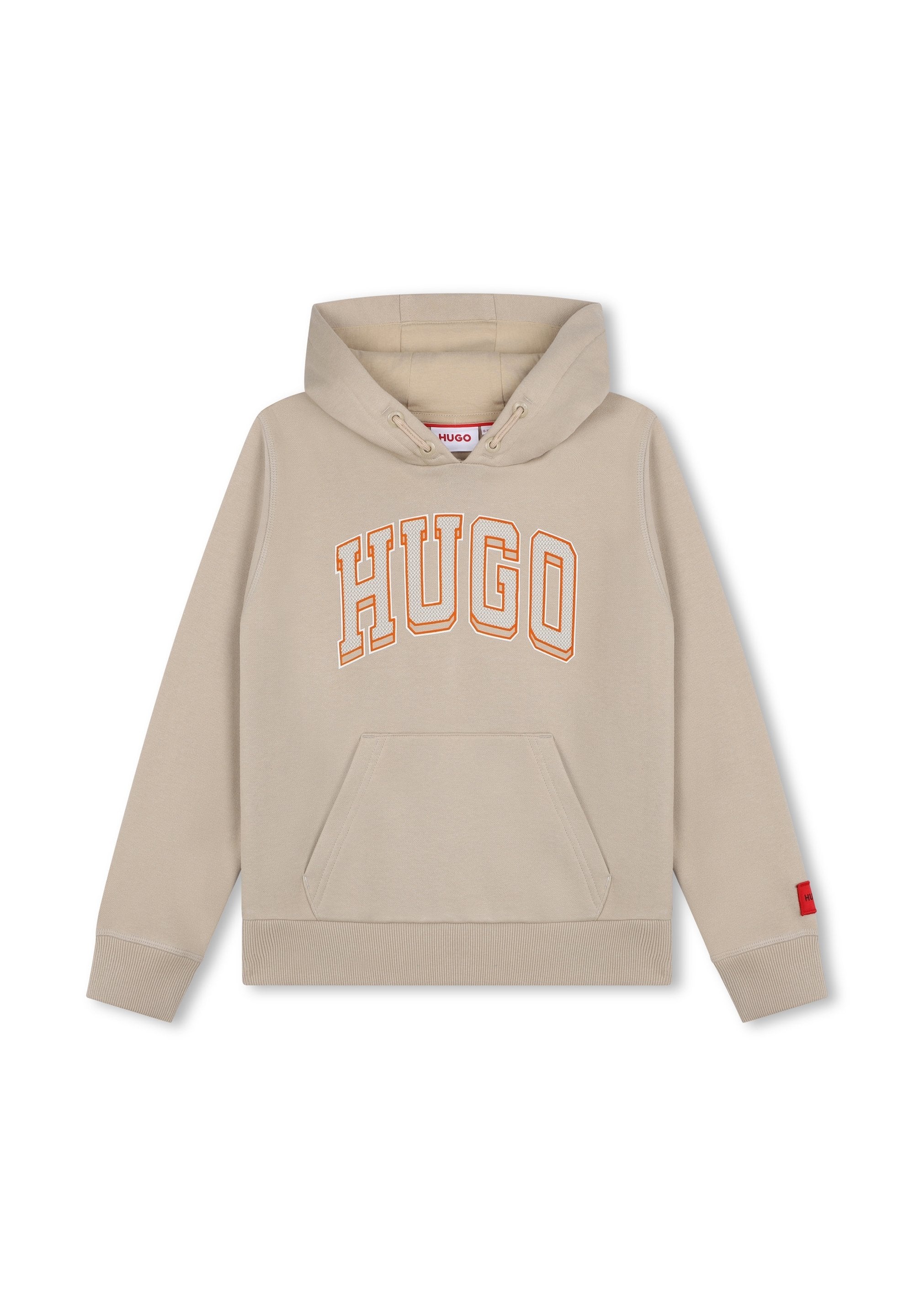 Beige Baumwollkapuzenpullover mit Kängurutasche, auf der Vorderseite mit dem Schriftzug "HUGO" in orangefarbener Umrandung und einem roten Markenschild am Ärmel.