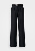 Schwarze weit geschnittene Hose aus glattem Stoff, mit vorderen Falten und einem passenden schwarzen Gürtel mit einer silbernen Schnalle.