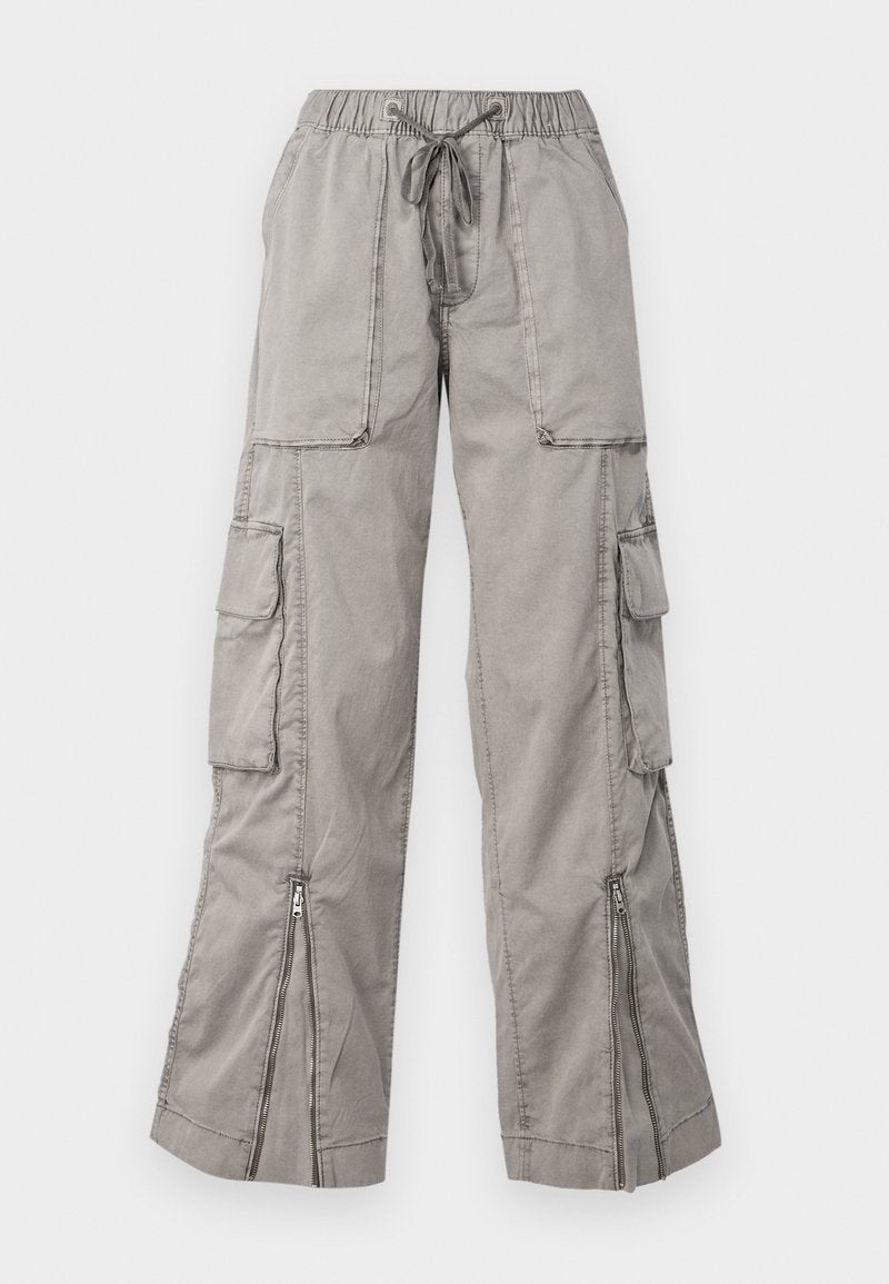 Helle graue Cargo-Hosen mit elastischem Bund, verstellbarem Knoten, mehreren seitlichen Taschen und Reißverschlussabschlüssen. Hergestellt aus weichem, leichtem Material.