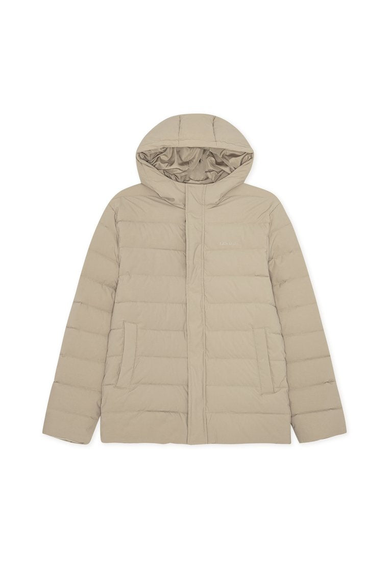 Beige gestepptes Puffer-Jacke mit Kapuze und Seitentaschen, Frontreißverschluss, der durch eine Klappe verdeckt ist, entworfen für kaltes Wetter.