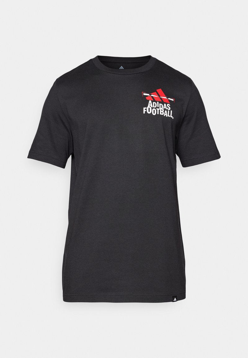 Schwarzes kurzärmeliges T-Shirt aus Baumwolle mit rotem Adidas-Logo und dem Text "Football" auf der linken Brustseite. Glatte Textur.