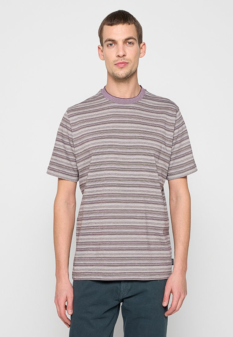 Gestreiftes T-Shirt in Beige- und Lilatönen, mit Rundhalsausschnitt, kurzen Ärmeln und lässiger Passform. Verfügt über eine dezente Struktur und horizontale Linien.
