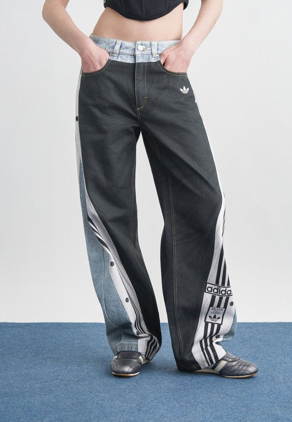 adidas Originals ADIBREAK - Baggy Jeans - light denim black