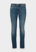 Blaue Denim-Jeans im Slim-Fit, mit einem Knopfverschluss, klassischem Fünf-Taschen-Design und leichten Abnutzungserscheinungen an den Beinen für einen getragenen Look.