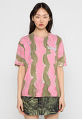 Kurzärmliges T-Shirt in Pink mit grünen Wellenmustern, ausgestattet mit einem kleinen Logo auf der Brust und einem entspannten Schnitt.
