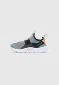 Graue Slip-On-Sneaker mit orangem Nike-Swoosh, schwarzem elastischem Riemen, "Just Do It"-Text und weißer Sohle auf einfarbigem Hintergrund.