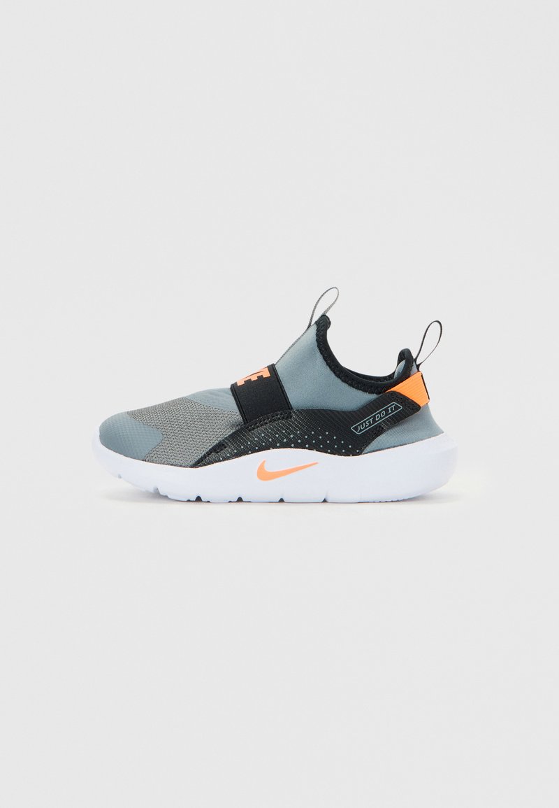 Graue Slip-On-Sneaker mit orangem Nike-Swoosh, schwarzem elastischem Riemen, "Just Do It"-Text und weißer Sohle auf einfarbigem Hintergrund.