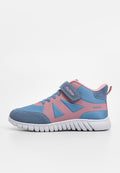 Blaue und rosa Sportschuhe mit einer strukturierten Mesh-Oberfläche, Klettverschluss, dreieckigen Ausschnitten und einer weißen Gummisohle.