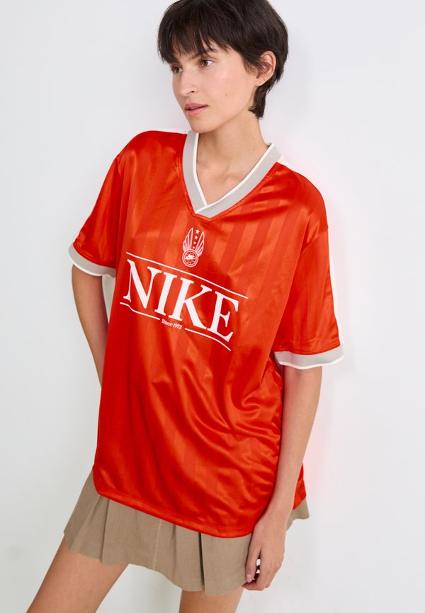 Nike Sportswear V NECK - Print T-shirt - picante red sail midnight navy sail