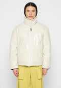 Gefütterte Jacke aus glänzendem cremefarbenem Material, mit hohem Kragen, Frontreißverschluss und seitlichen Taschen. Schlichtes Design mit moderner Silhouette.