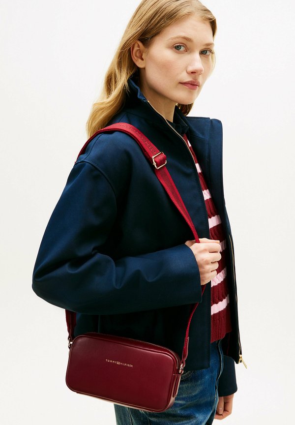 Tommy Hilfiger TH ESSENTIAL CAMERA BAG - Cross body bag - velvet maroon