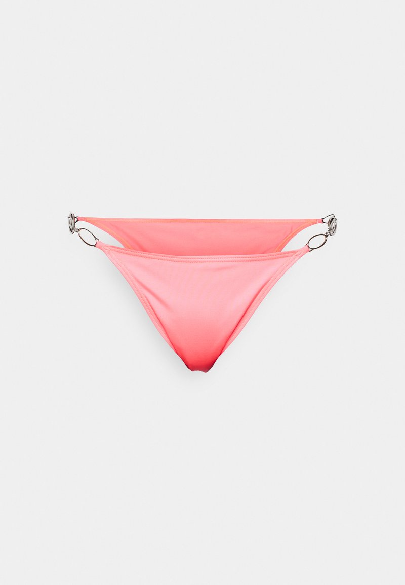 Rosa Bikinislip mit glatter Textur, ausgestattet mit Metallring-Akzenten an den Seiten und einem niedrigen Schnitt.