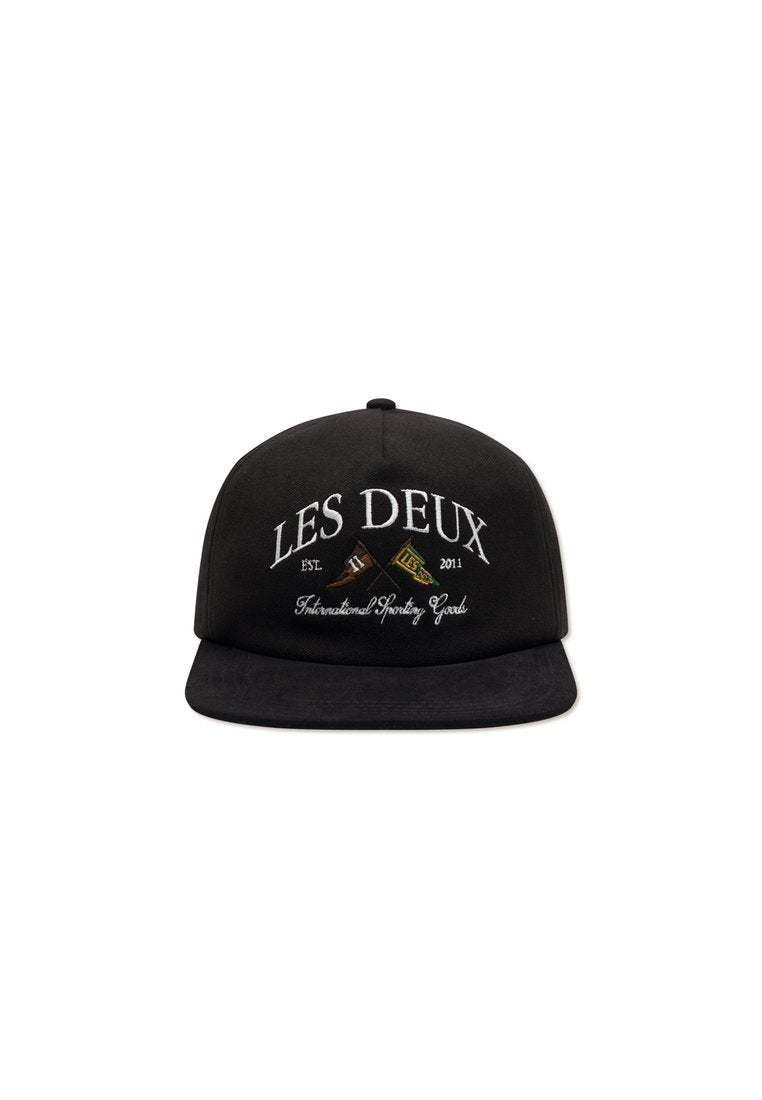 Schwarze Kappe mit flachem Schirm, mit weißem gesticktem Text: "LES DEUX EST. 2011" und "International Sporting Goods." Glatte Stofftextur.