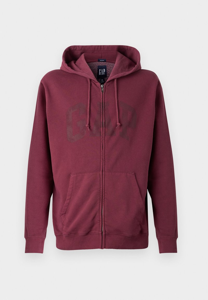Bordeauxfarbener Zip-Hoodie mit einer Fronttasche und Zugbandkapuze, ausgestattet mit einem dezenten GAP-Logo auf der Brust.