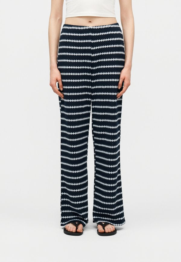 ONLY ONLEVA STRIPE WIDE LEG PANT - Trousers - cloud dancer