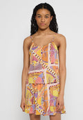 Mehrfarbiges Kleid mit Spaghetti-Trägern, das ein Patchwork-Design in orange, gelb, lila und rosa Mustern aufweist; volantsaum.