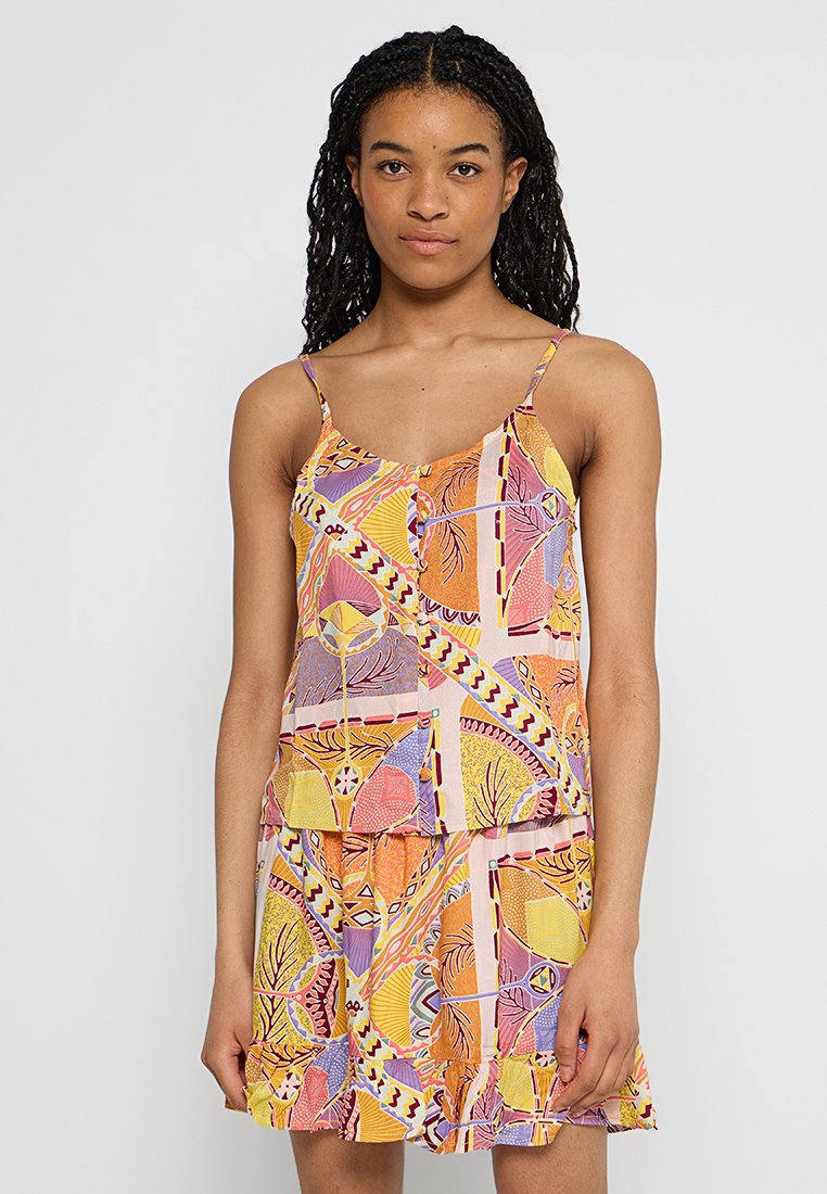 Mehrfarbiges Kleid mit Spaghetti-Trägern, das ein Patchwork-Design in orange, gelb, lila und rosa Mustern aufweist; volantsaum.