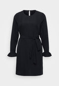 Schwarzes Kleid mit langen Ärmeln, gerafften Manschetten und gebundenem Taillengürtel, mit rundem Ausschnitt und einer Schlüssellochöffnung im Rücken.
