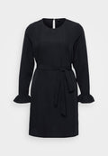 Schwarzes Kleid mit langen Ärmeln, gerafften Manschetten und gebundenem Taillengürtel, mit rundem Ausschnitt und einer Schlüssellochöffnung im Rücken.