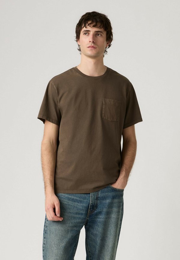 Levi's® RELAXED POCKET TEE - Basic T-shirt - garment dye deep dep - browns -