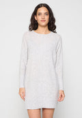 Helles graues Strickkleid mit langen Ärmeln, Rippbündchen und Rundhalsausschnitt. Verfügt über einen geraden Schnitt und eine dezente Textur im gesamten Kleid.