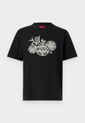 Schwarzes T-Shirt mit kurzen Ärmeln, weißem Blumenmuster und einem Vogel, der das Wort "HUGO" in der Mitte der Brust umgibt.