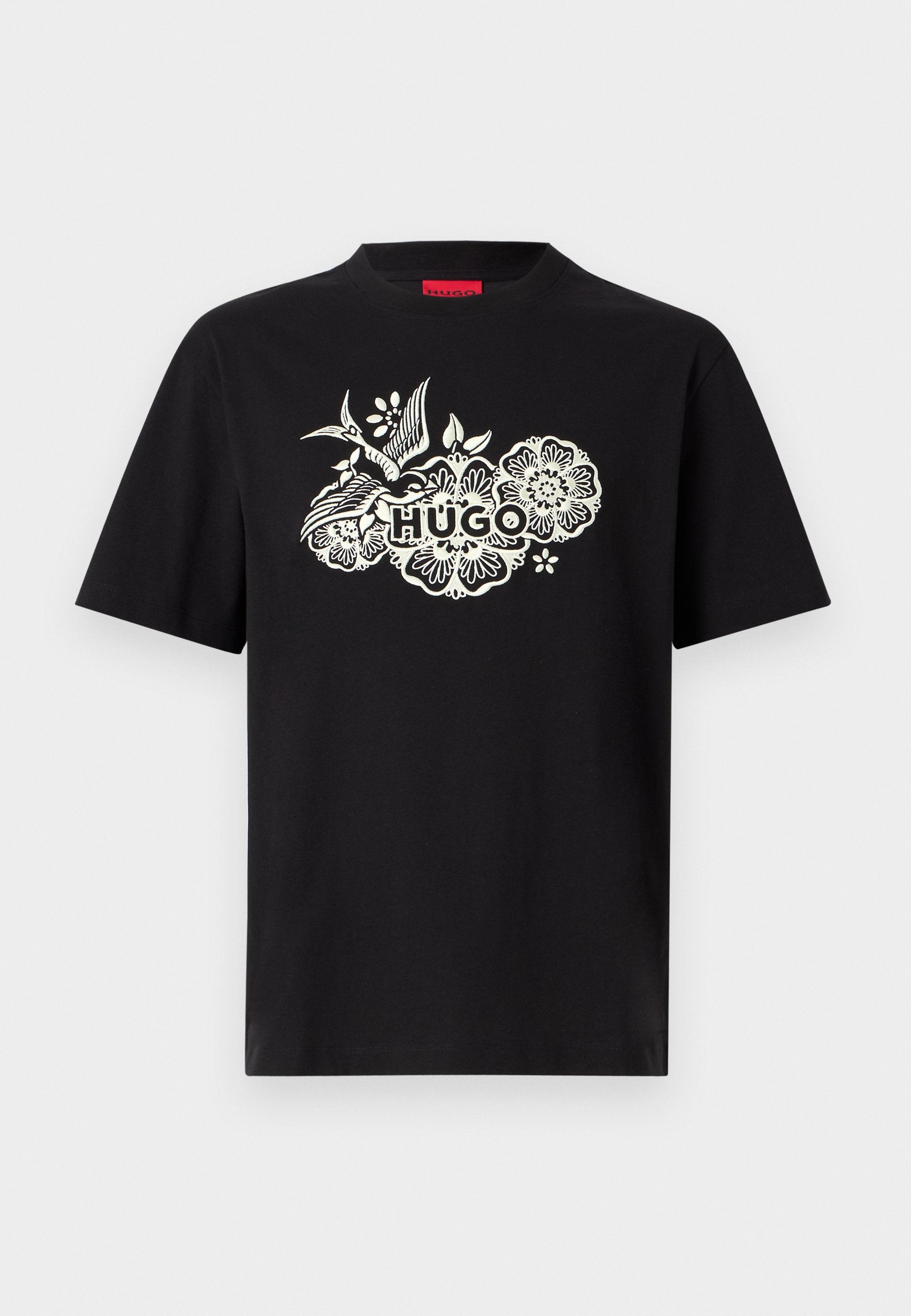 Schwarzes T-Shirt mit kurzen Ärmeln, weißem Blumenmuster und einem Vogel, der das Wort "HUGO" in der Mitte der Brust umgibt.