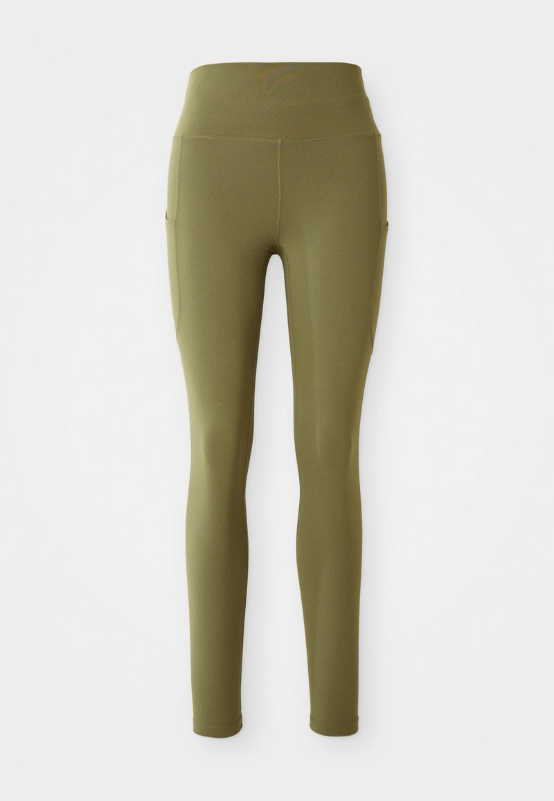 Olivenfarbene High-Waist-Leggings mit Seitentaschen und Nahtdetails, flach auf einem weißen Hintergrund präsentiert.