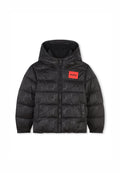 Schwarze Daunenjacke mit Kapuze, mattem Finish und dezentem "HUGO"-Muster. Rotes Logopatch auf der Brust, Frontreißverschluss und Seitentaschen.