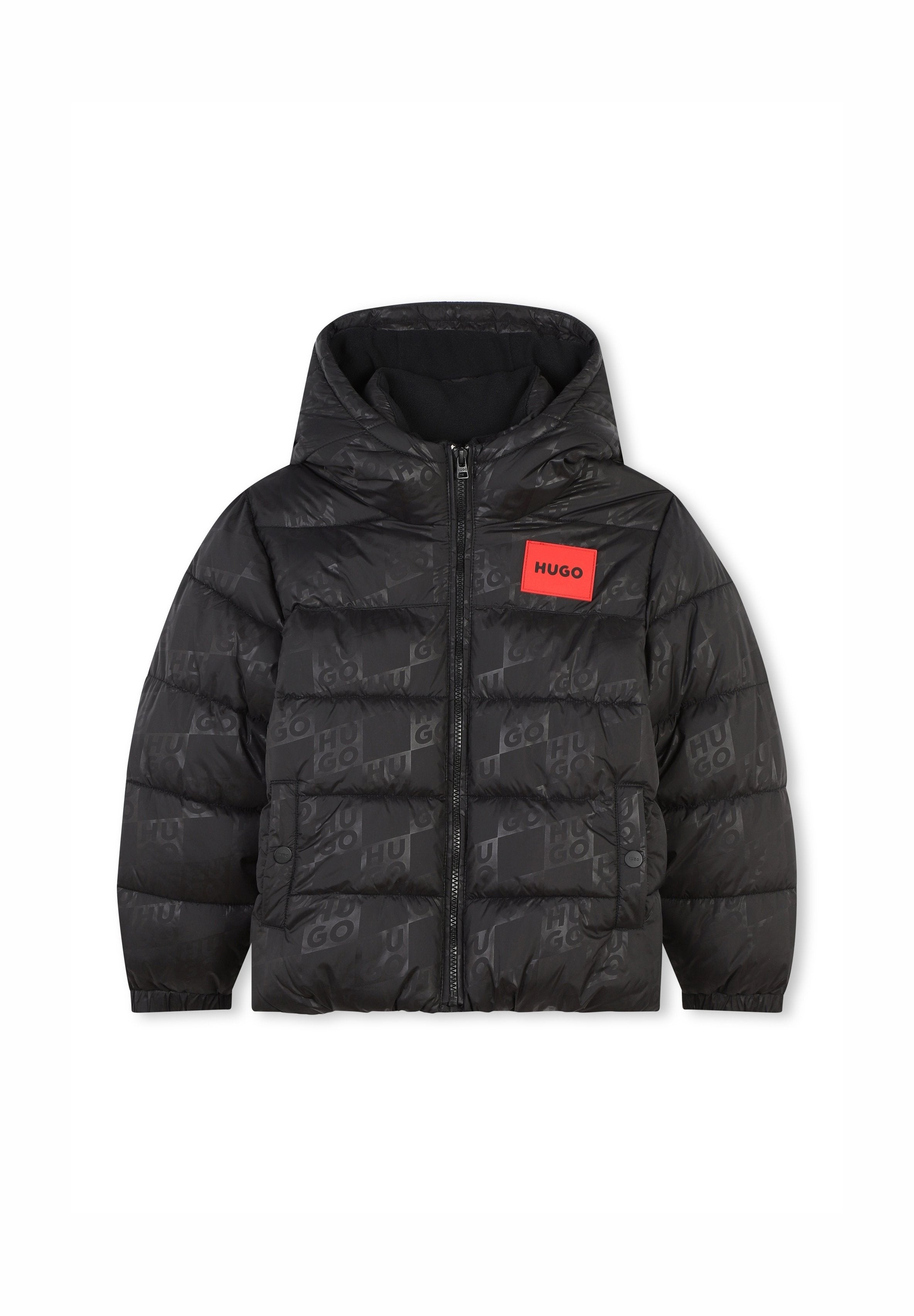 Schwarze Daunenjacke mit Kapuze, mattem Finish und dezentem "HUGO"-Muster. Rotes Logopatch auf der Brust, Frontreißverschluss und Seitentaschen.