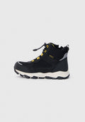 Schwarzer und gelber hochwertiger Wanderstiefel mit robustem Profilsohle, Obermaterial aus Mesh und Synthetik sowie schnellschnürbarem Toggle-System.