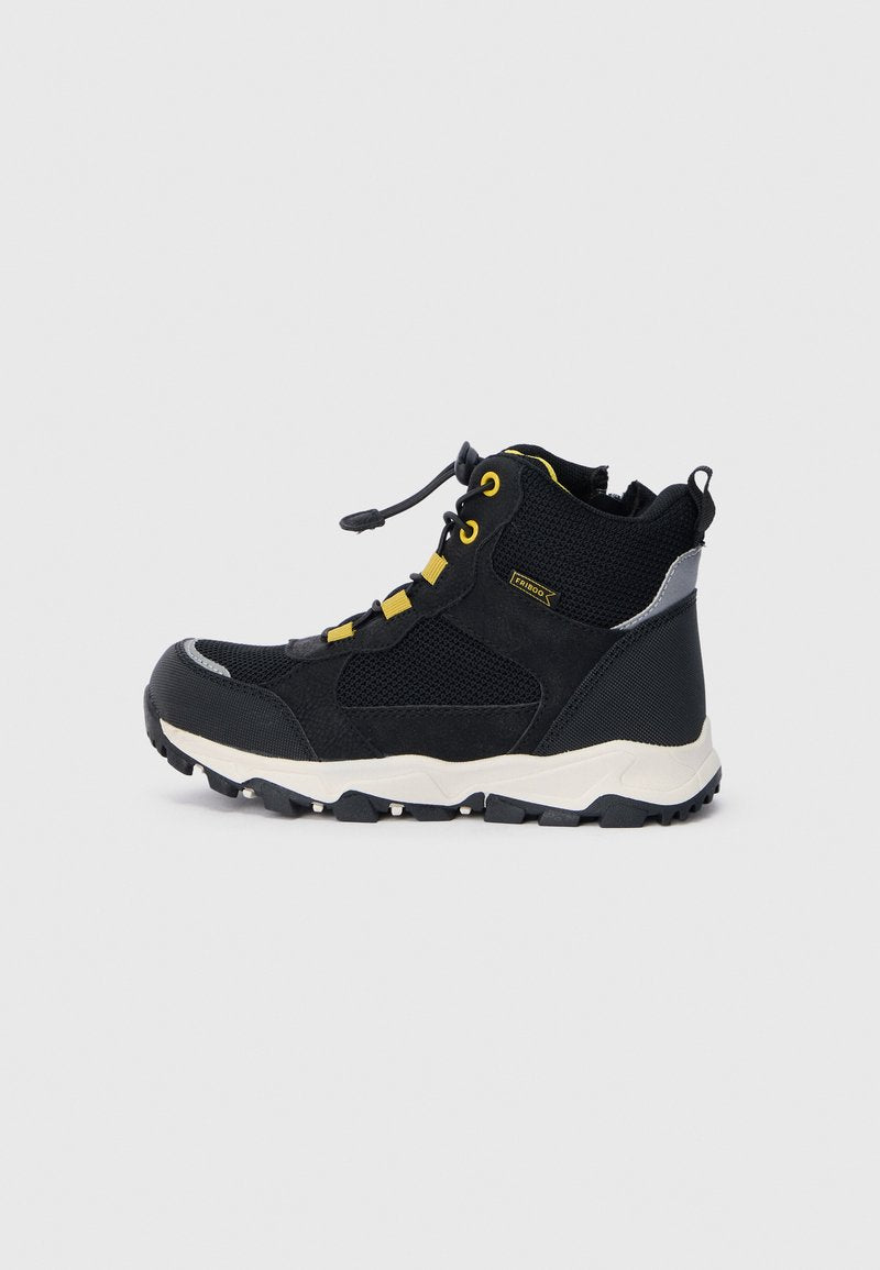 Schwarzer und gelber hochwertiger Wanderstiefel mit robustem Profilsohle, Obermaterial aus Mesh und Synthetik sowie schnellschnürbarem Toggle-System.