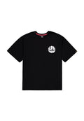 Schwarzes Baumwoll-T-Shirt mit Rundhalsausschnitt, kurzen Ärmeln und einem weißen "ALPHA INDUSTRIES"-Logo auf der linken Brust. Weiche Textur.