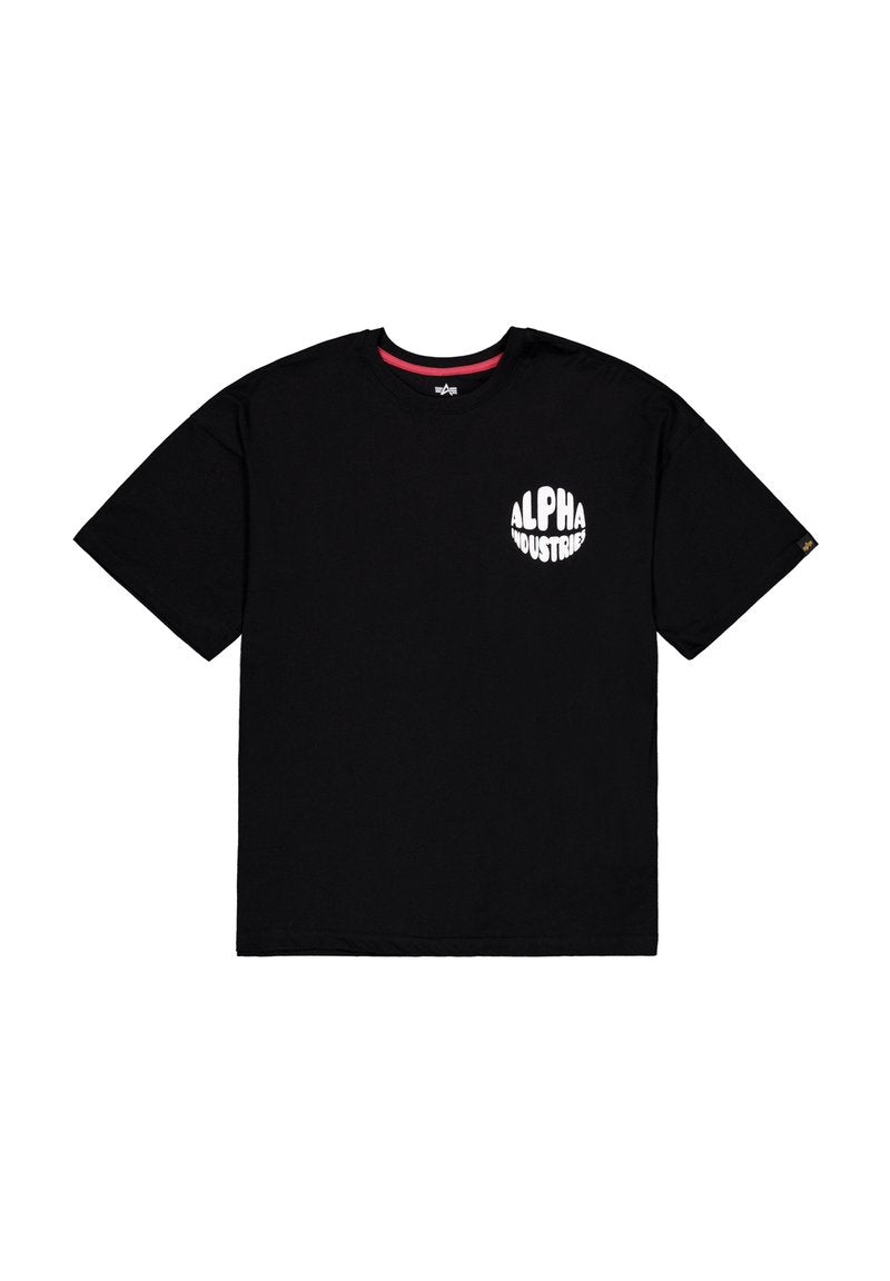 Schwarzes Baumwoll-T-Shirt mit Rundhalsausschnitt, kurzen Ärmeln und einem weißen "ALPHA INDUSTRIES"-Logo auf der linken Brust. Weiche Textur.
