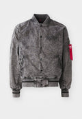 Graue Bomberjacke mit strukturiertem Finish, Knopfverschluss und gerippten Bündchen. Verfügt über seitliche Taschen und einen roten Etikettenakzent.
