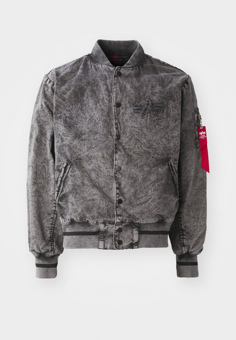 Graue Bomberjacke mit strukturiertem Finish, Knopfverschluss und gerippten Bündchen. Verfügt über seitliche Taschen und einen roten Etikettenakzent.