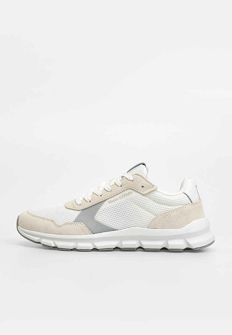 Weißer und beiger Sneaker aus Mesh und Wildleder mit weißen Schnürsenkeln, einer grauen Seitenpartie und einer klobigen weißen Sohle.