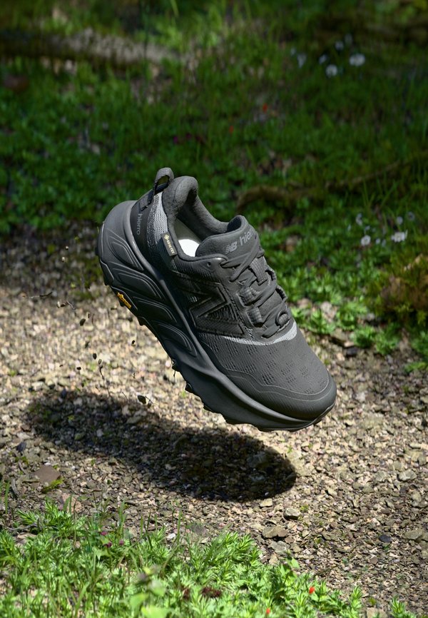 New Balance FRESH FOAM X HIERRO V9 GTX - Trail running shoes - black