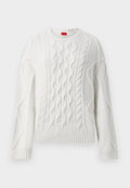 Weißer Strickpullover mit einem Zopfmuster, gerippten Bündchen und Saum sowie einem runden Halsauschnitt mit einem roten Etikett innen.