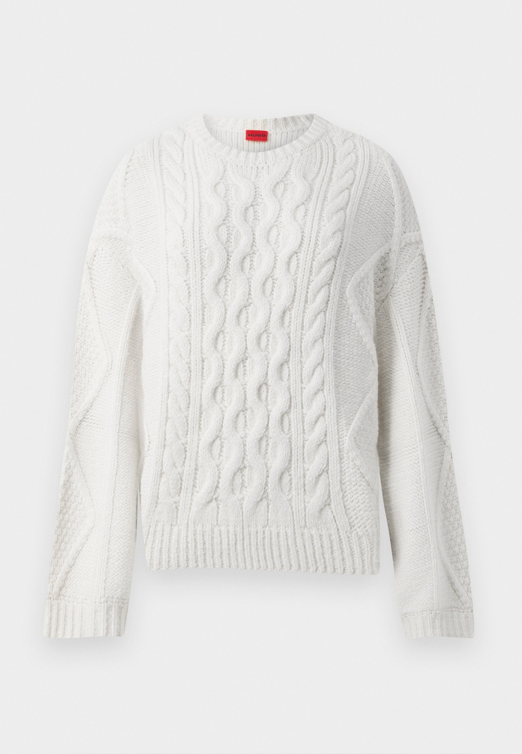 Weißer Strickpullover mit einem Zopfmuster, gerippten Bündchen und Saum sowie einem runden Halsauschnitt mit einem roten Etikett innen.