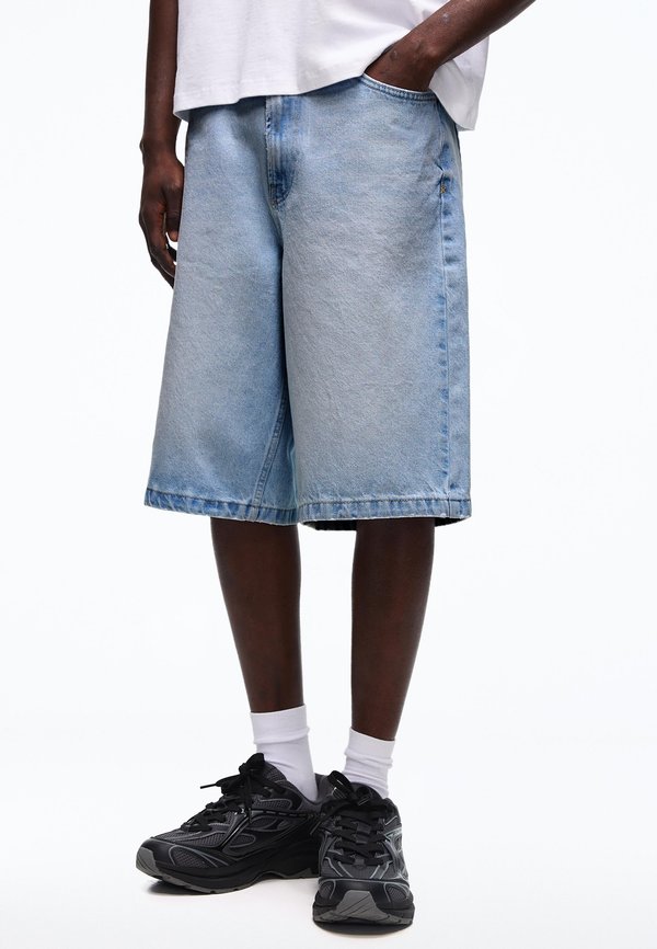 Bershka BAGGY - Denim shorts - light blue