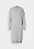 Hellgraues gestricktes Kleid mit geometrischem Muster, hohem Kragen, langen Ärmeln und gerippten Bündchen sowie Saum. Weiche Textur.