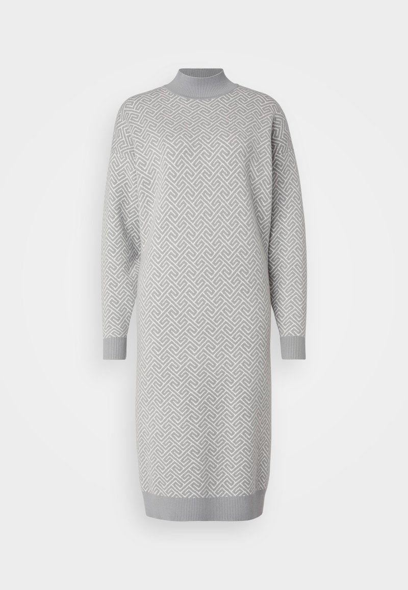 Hellgraues gestricktes Kleid mit geometrischem Muster, hohem Kragen, langen Ärmeln und gerippten Bündchen sowie Saum. Weiche Textur.