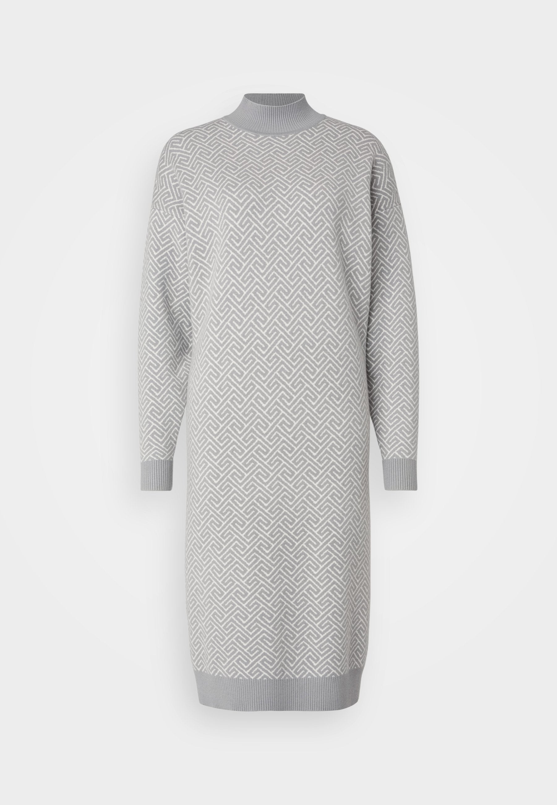 Hellgraues gestricktes Kleid mit geometrischem Muster, hohem Kragen, langen Ärmeln und gerippten Bündchen sowie Saum. Weiche Textur.