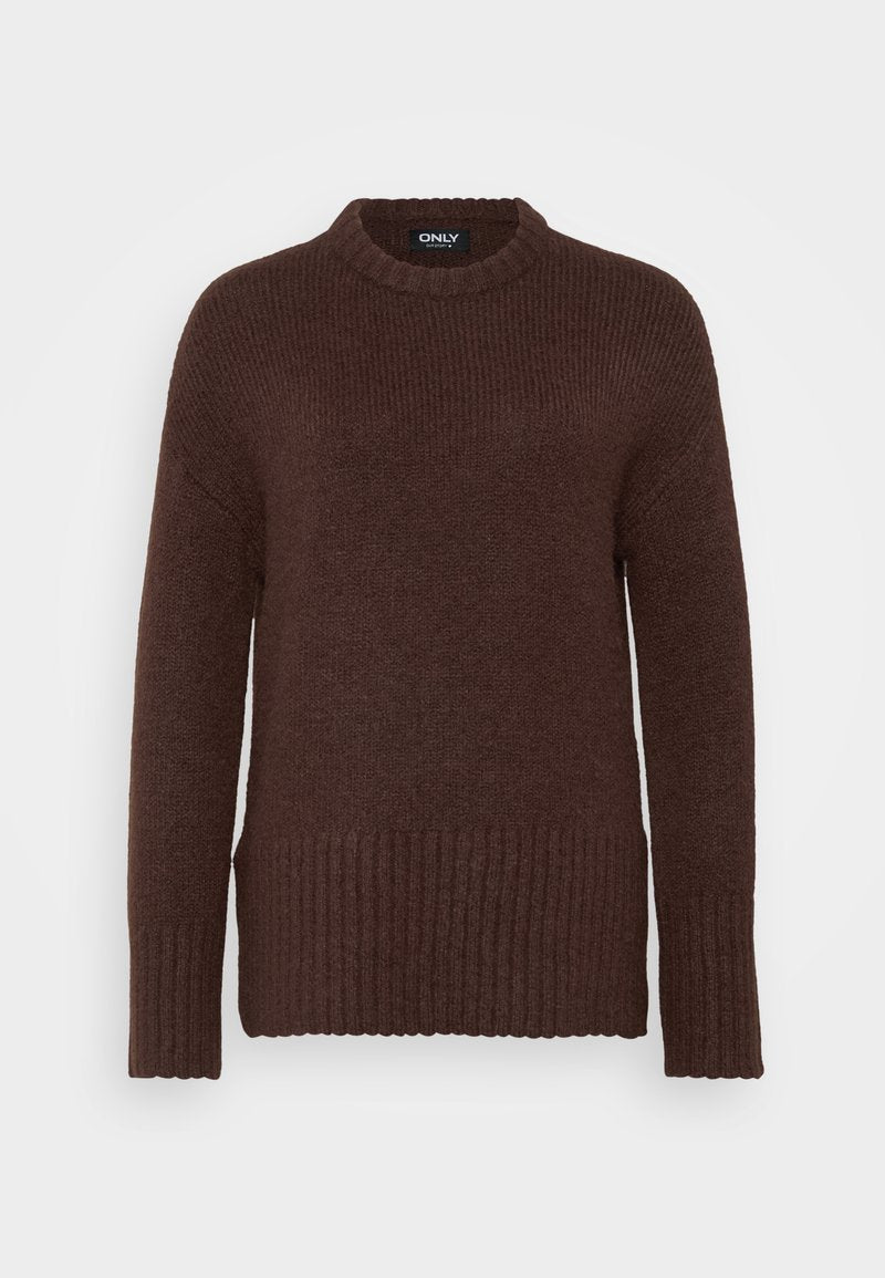 Brauner Strickpullover mit rundem Ausschnitt, gerippten Bündchen und Saum. Die Textur ist weich und dick, mit einem lässigen Schnitt.