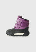 Lila Kinder-Winterstiefel mit schwarzem Gummisohle, Klettverschlussriemen und glänzender Oberfläche. Merkmale sind das strukturierte Obermaterial und die verstärkte Zehenkappe.